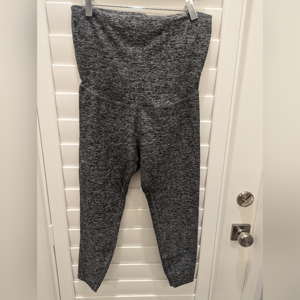 Beyond Yoga Love the Bump Capri maternity legging size XL Black White space dye